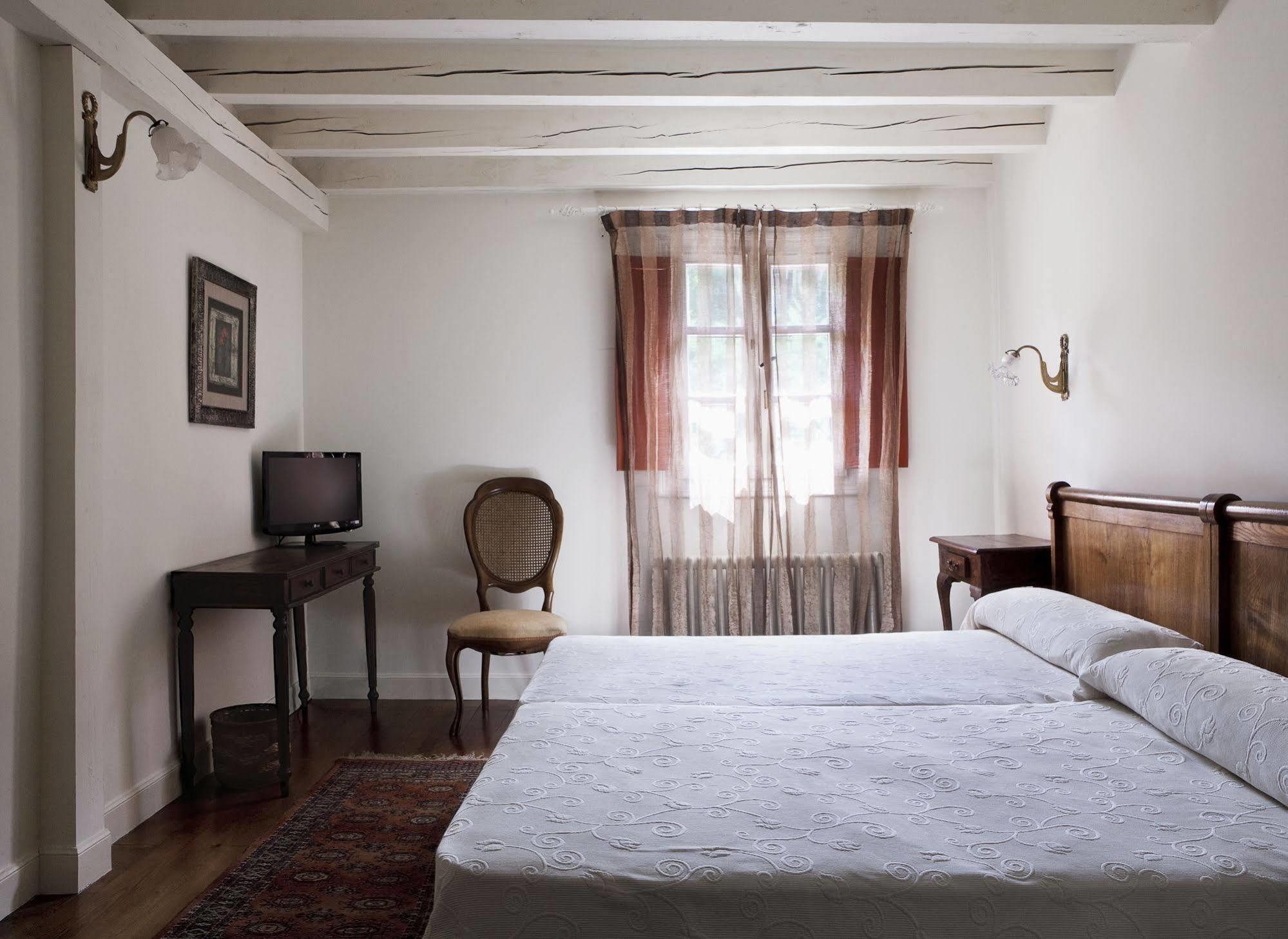 Hotel IRARAGORRI-ETXEA Galdakao Buitenkant foto