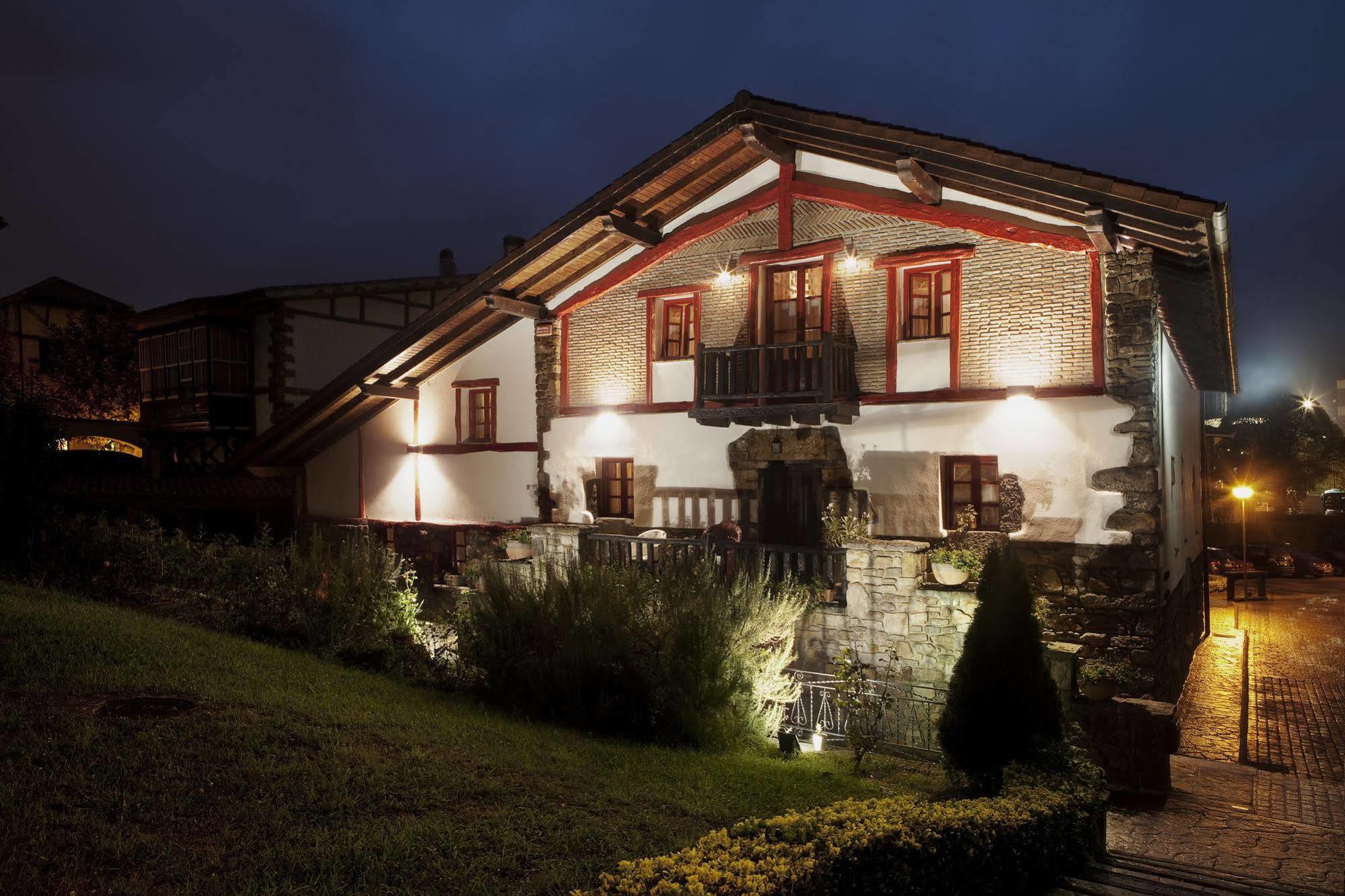 Hotel IRARAGORRI-ETXEA Galdakao Buitenkant foto